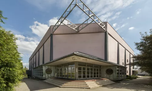 D078 Sportovní areál s fotbalovým hřištěm a halou